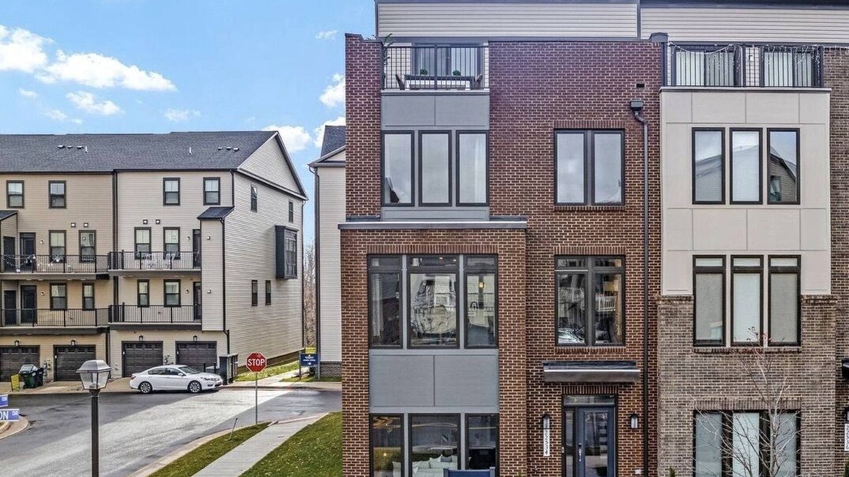 Ashburn House | Beautiful Modern Townhome with rooftop