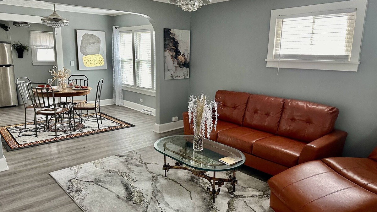 Muskegon House | Beautiful modern vacation home located in Muskegon a harbor of Lake Michigan.