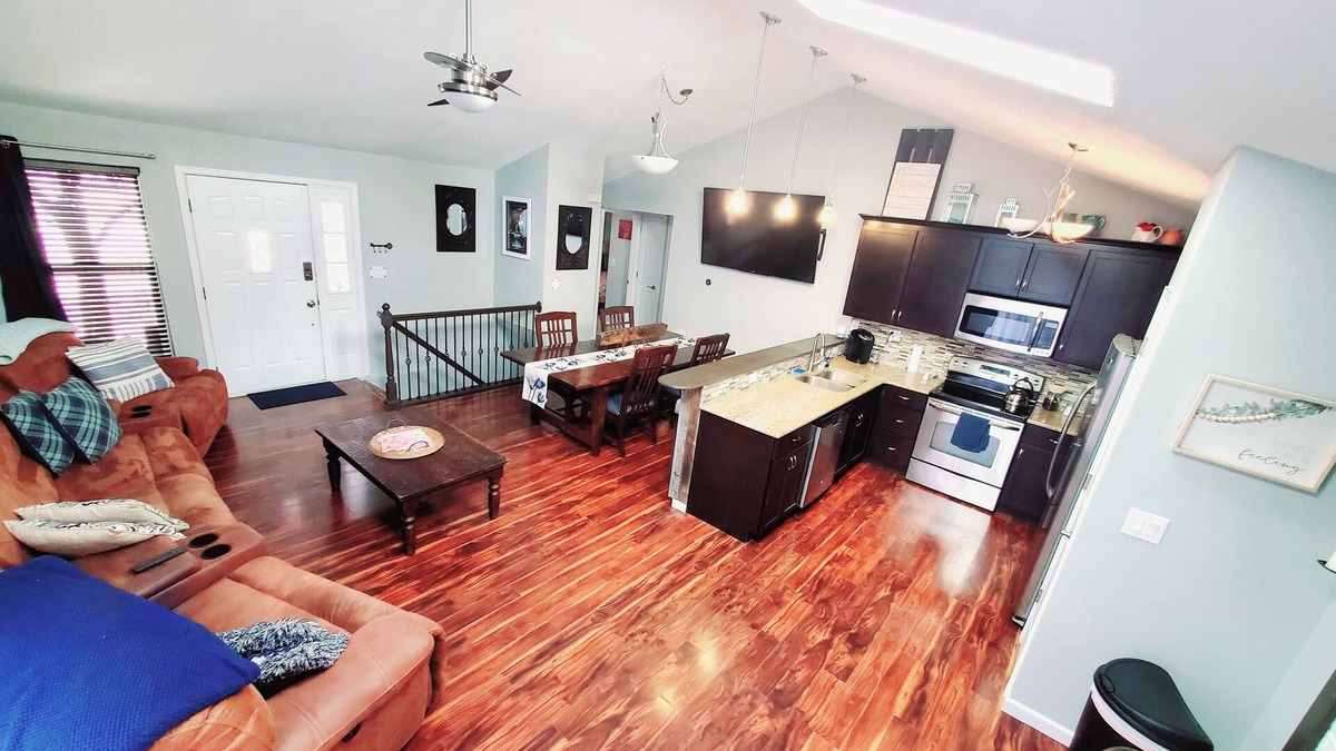 Rockrimmon House | Beautiful Mountain Views Nearn Hiking & Biking Trails + Foosball Table