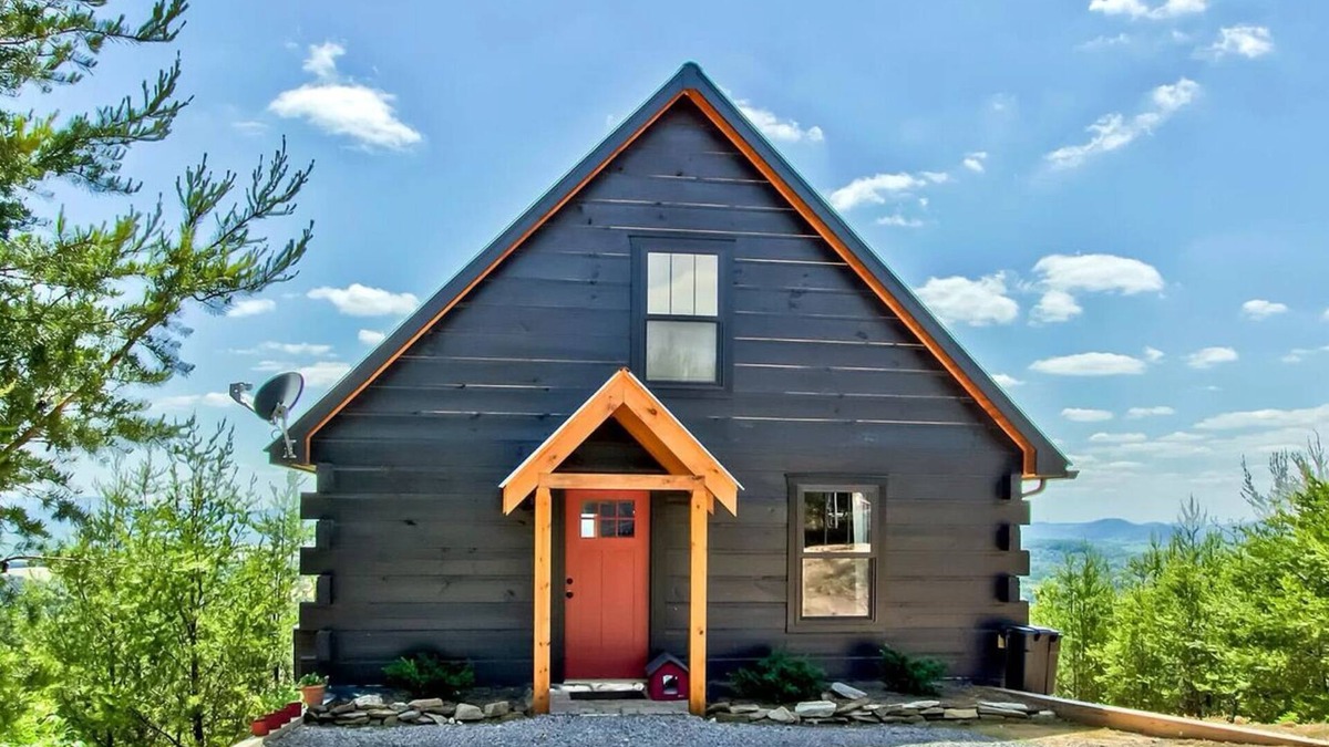Tellico Plains Cabin | Beautiful mountain top cabin with the best 180º view in Tellico Plains!