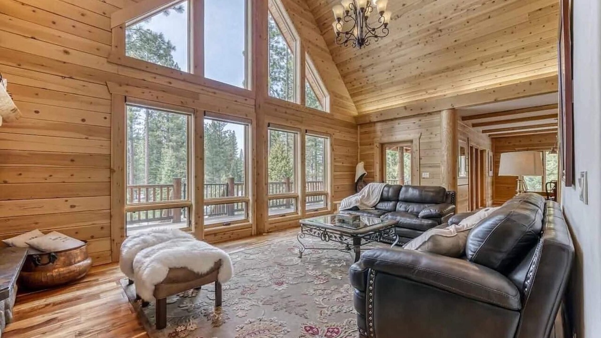 Whitehawk House | Beautiful mountain log home located near world famous hiking, skiing and golfing
