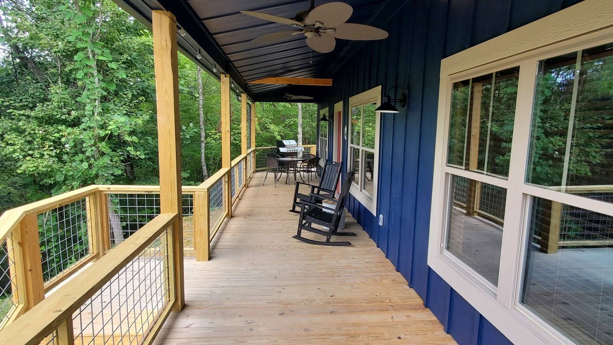 Bryson City Cabin | Beautiful Mtn Getaway. Quiet 2 bedroom, 2 bath, Hot tub & grill! 5 min to town!