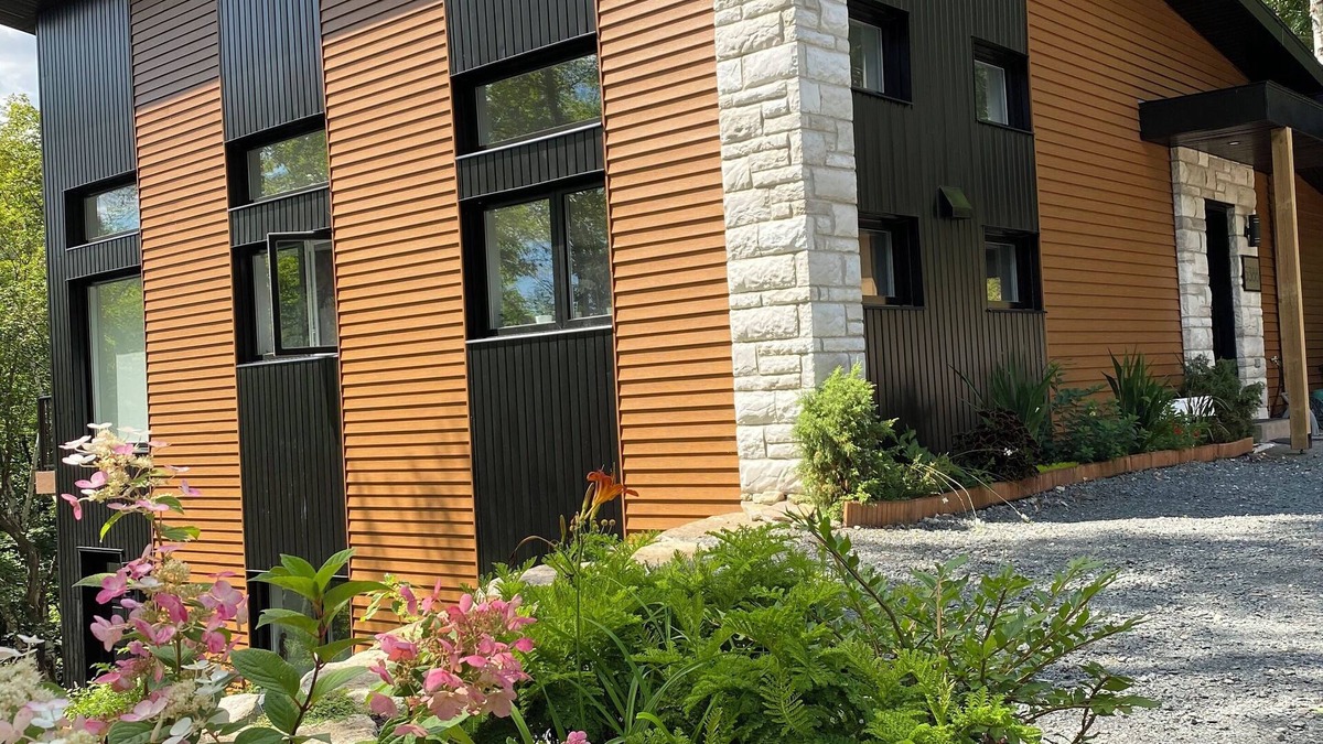 Val Morin House | Beautiful new home in the woods
