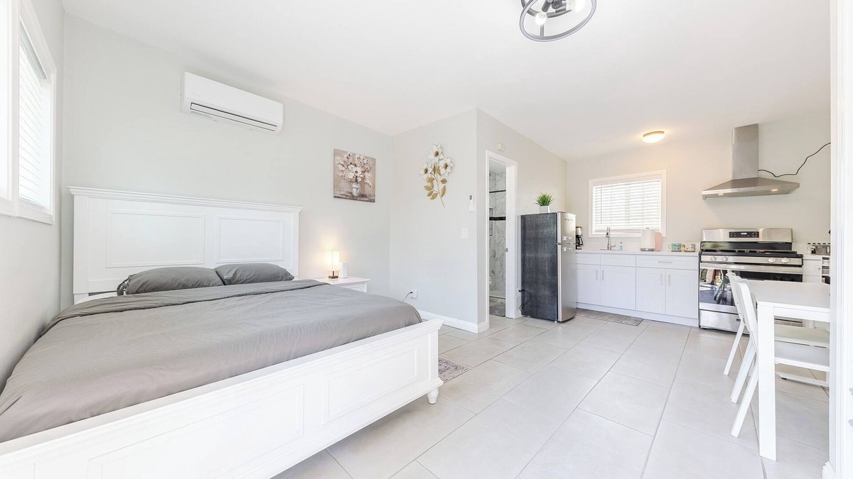 Mayflower Village House | Beautiful New Studio In Arcadia With Kitchen-C
