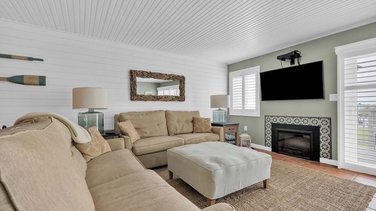 Heron Harbour Isle House | Beautiful - Newly renovated Bayfront - 3BR Townhome - Quiet, Pool, Boat Slip