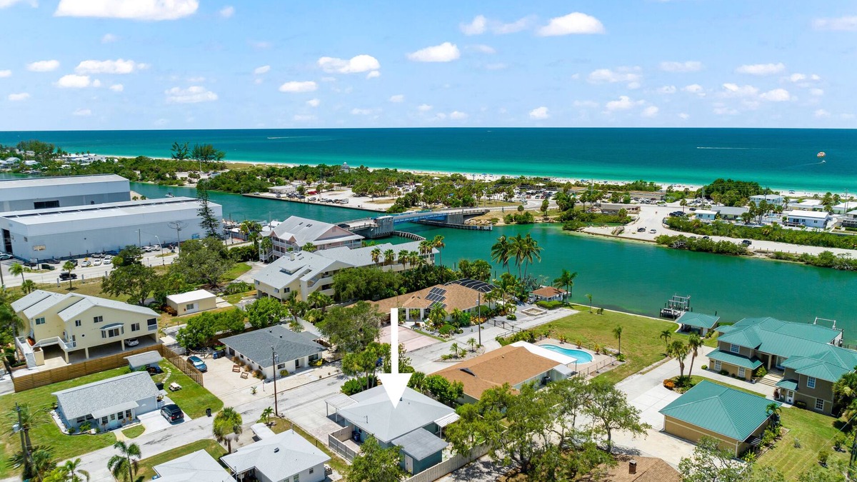 Laurel House | Beautiful Nokomis Beach Cottage. Walk to Beach w/Tranquil & Private Patio