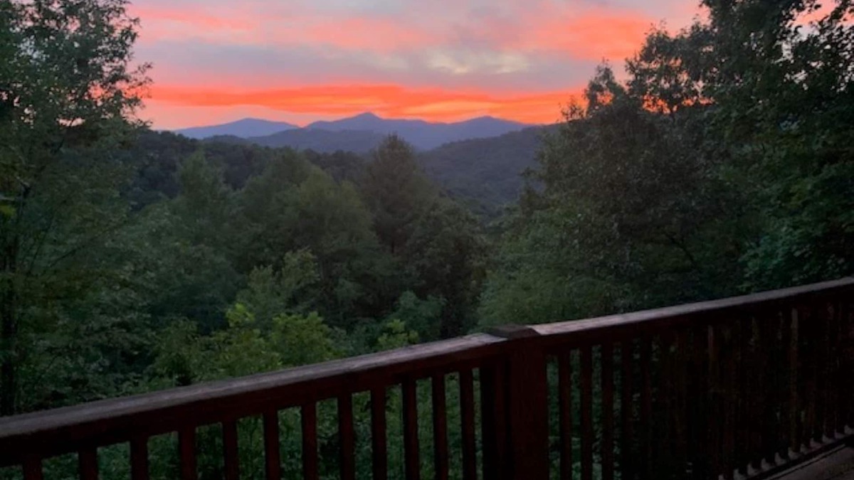 Bryson City Cabin | Beautiful North Carolina Mountain View Cabin near White water rafting NOC