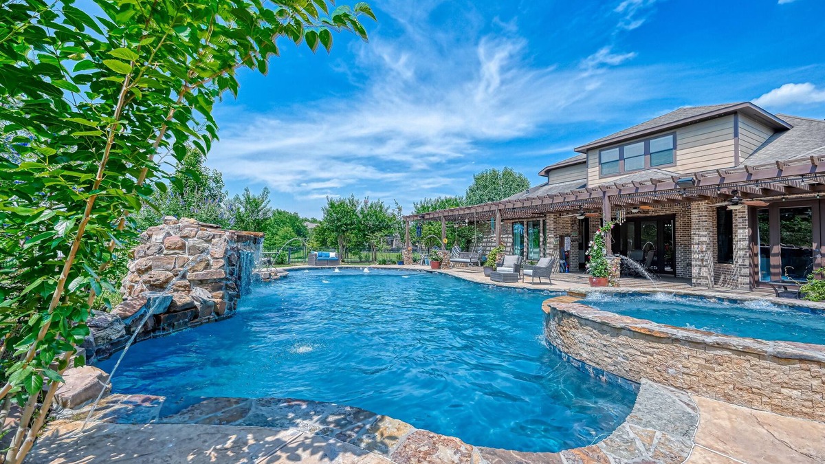 Katy House | Beautiful oasis in the heart of Katy! Sit poolside or enjoy lakefront access.