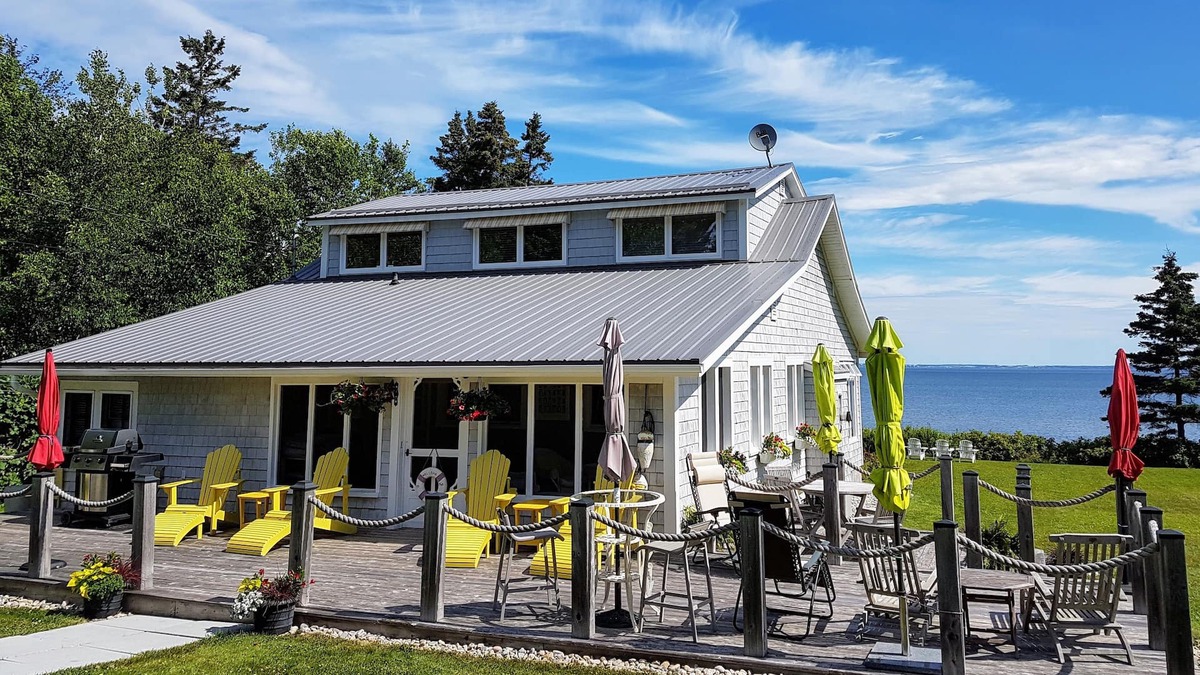 Cape Tormentine Cottage | Beautiful oceanfront cottage with all the amenities of home