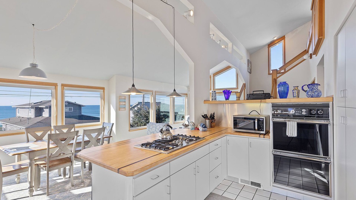 Roads End House | Beautiful Ocean View - Easy Beach Access