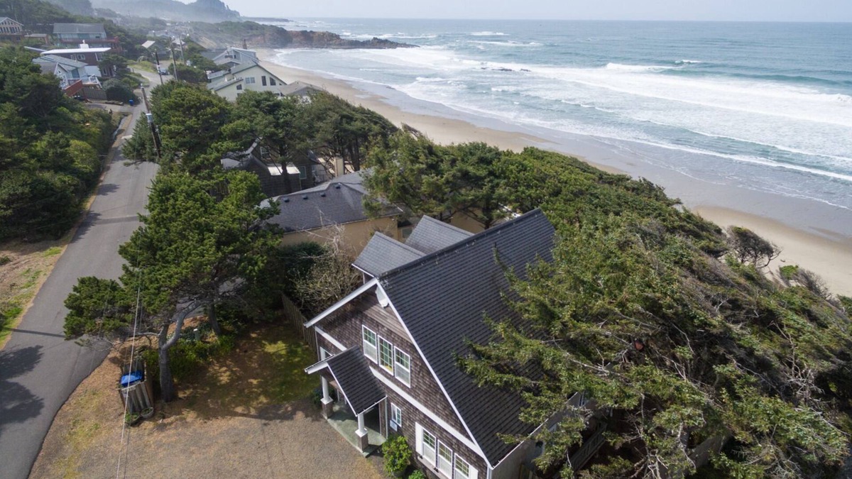 Lincoln Beach House | Beautiful oceanfront home in Depoe Bay w/hot tub & direct beach access!