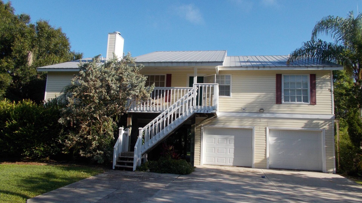 Alden Pines House | Beautiful "Old Florida" Pine Island Golf Course & Marina Home