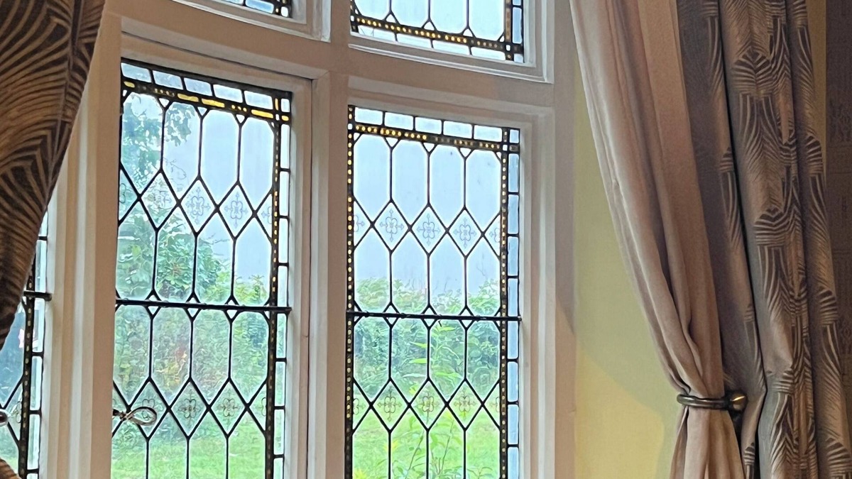 Winchester House | Beautiful old rustic house on two acres of overlooking fields in the back garden