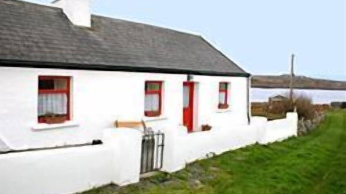 Inishnee Apartment | Beautiful old style cottage with sea views