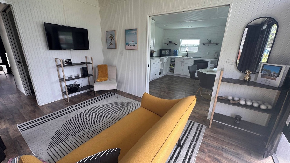 Venice House | Beautiful Paradise Escape- 2BA/1.5 BA, heated pool, resort activities, trails