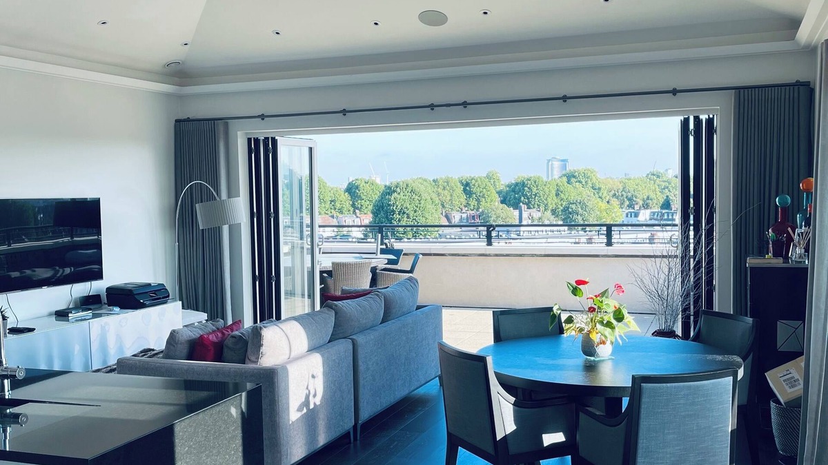 Sands End Apartment | Beautiful Penthouse w/River Views , wrap around balcony and Free Parking !