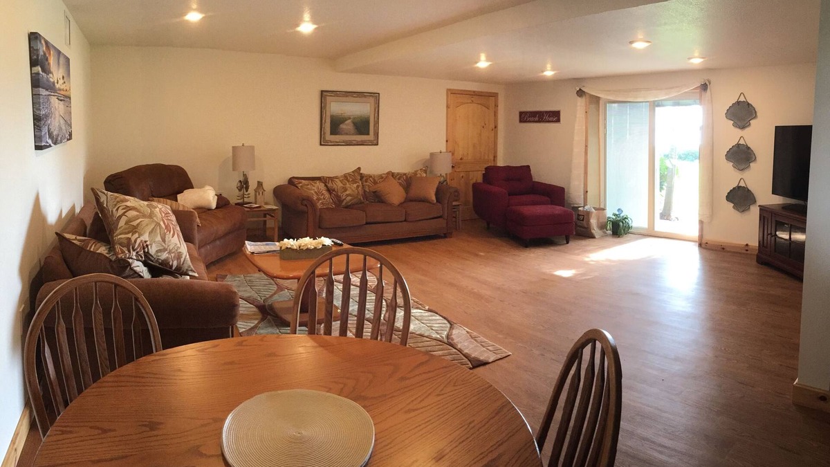 Palmetto Apartment | Beautiful Pet Friendly Island Waterfront Apartment, 100Ft Fishing Dock and Tiki.