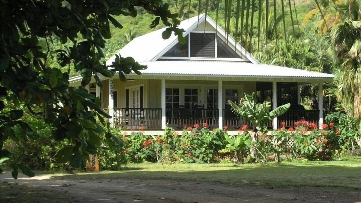 Kilauea Cottage | Beautiful Plumeria Cottage-Anini Beach Plantation Style Home