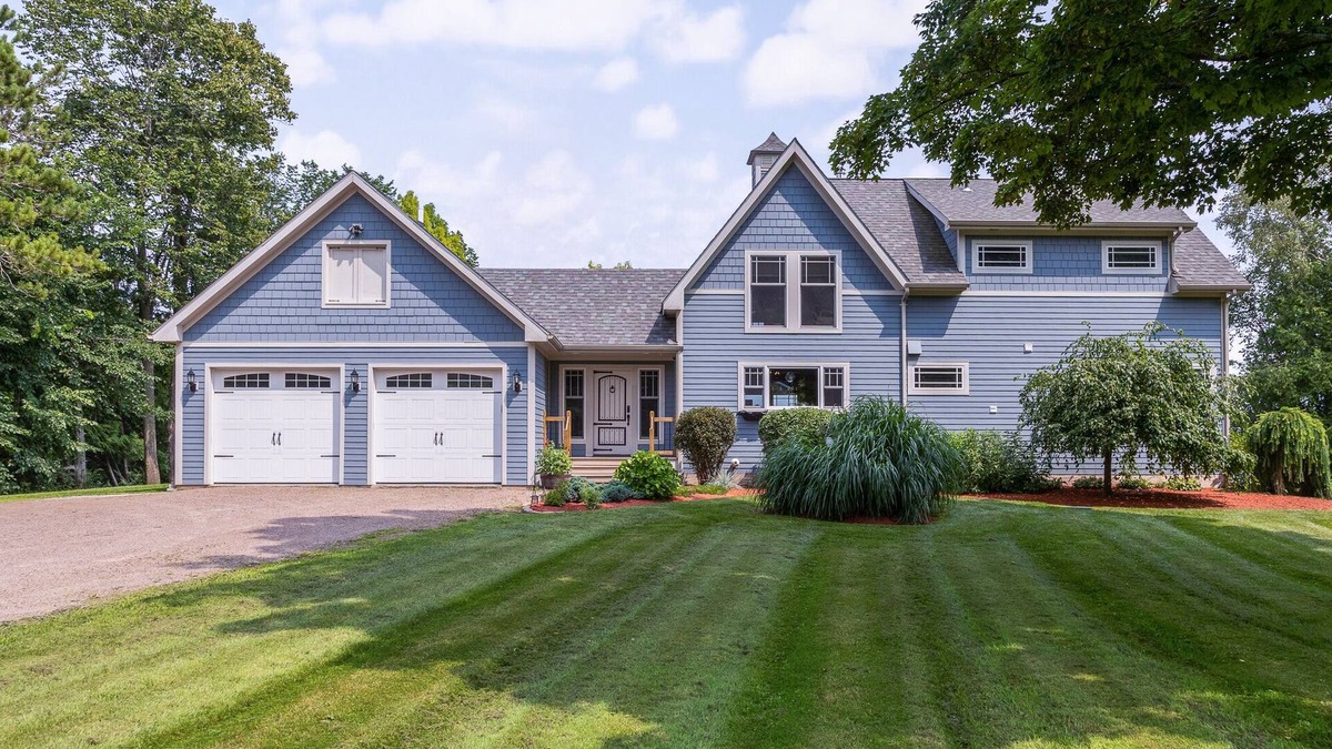 South Hero House | Beautiful post & beam lakefront getaway