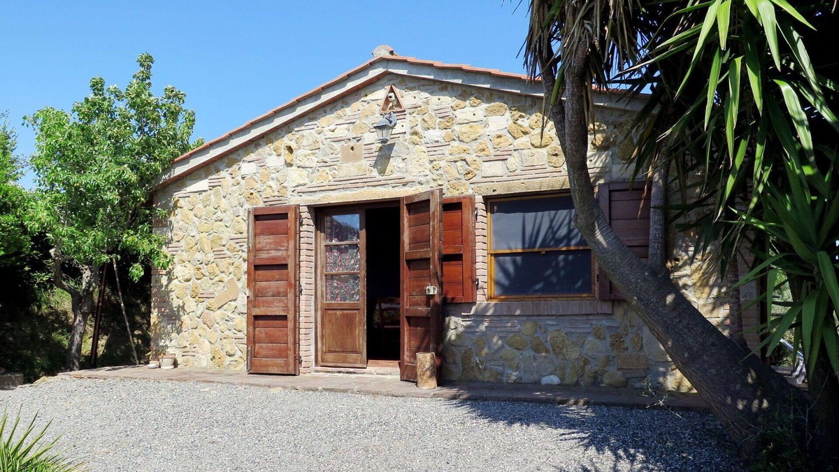 Casale Marittimo House | Beautiful private villa for 4 people with WIFI, terrace and pets allowed