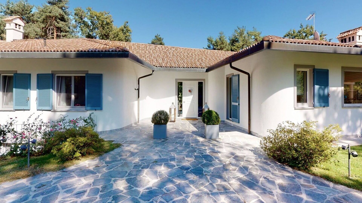 Veniano Villa | Beautiful private villa with WIFI, private pool, A/C, TV, patio, pets allowed and parking