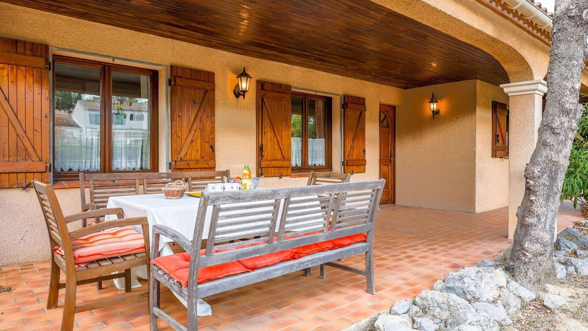 Salles-d'Aude House | Beautiful private villa for 10 guests with WIFI, TV, terrace and pets allowed