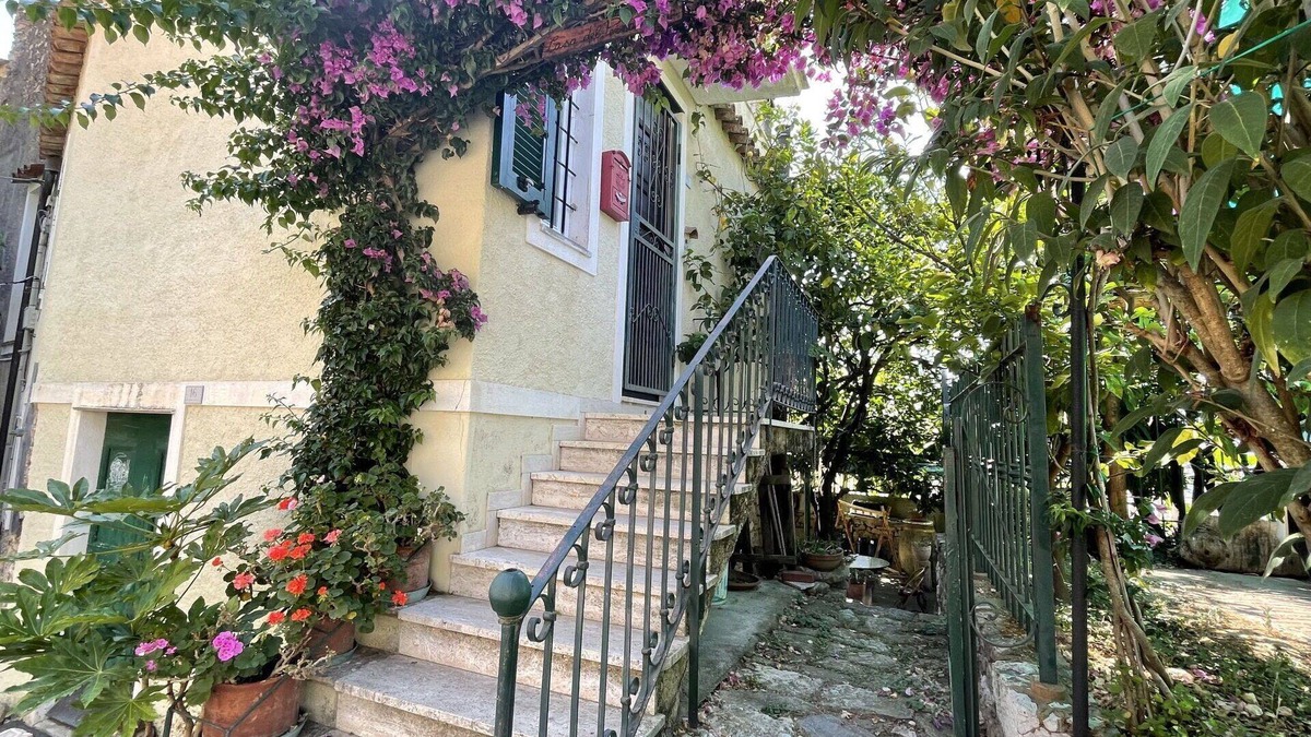 Ranzi House | Beautiful private villa for 4 guests with WIFI, TV, patio, pets allowed and panoramic view