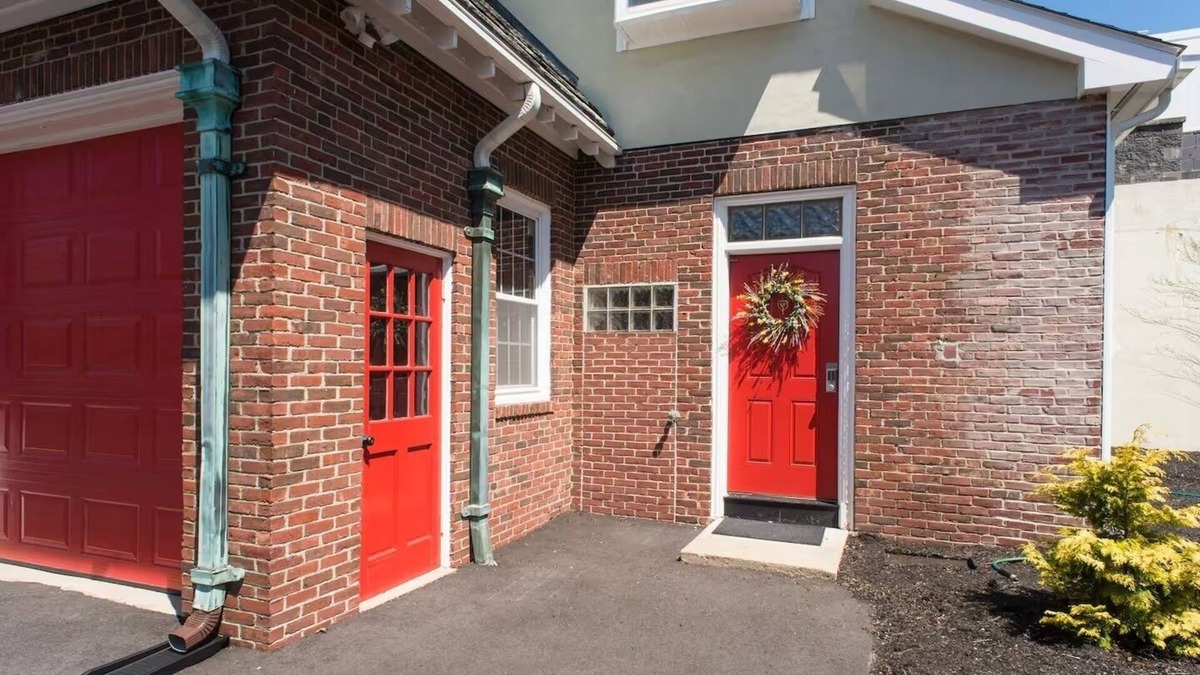 Brook Farm House | Beautiful, private and tranquil 2 bedroom historic Boston carriage house.