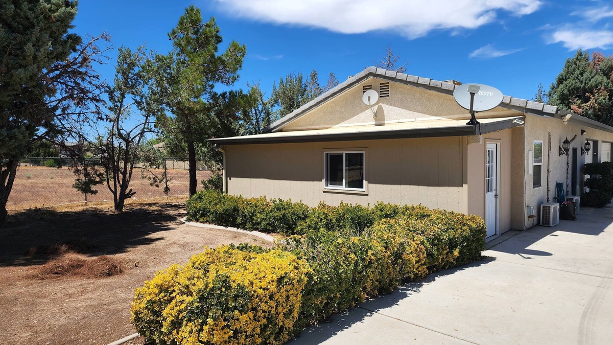 Lancaster House | Beautiful Private Guesthouse right off Freeway w/Full Kitchen