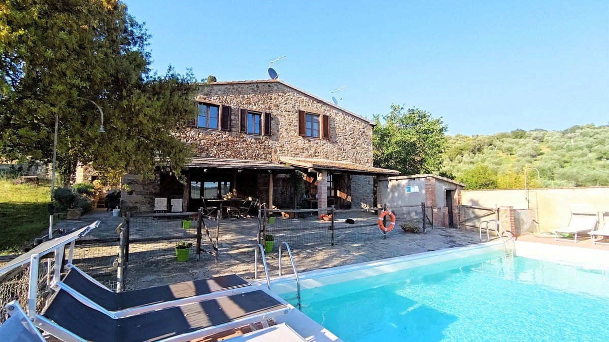 Campagnatico Villa | Beautiful private villa for 12 people with WIFI, private pool, A/C, TV, patio and panoramic view
