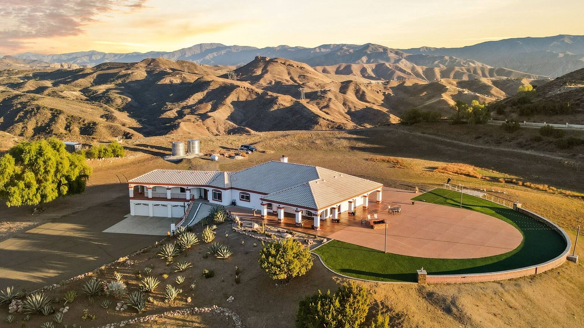 Santa Clarita House | Beautiful private mountain estate on 10 acres