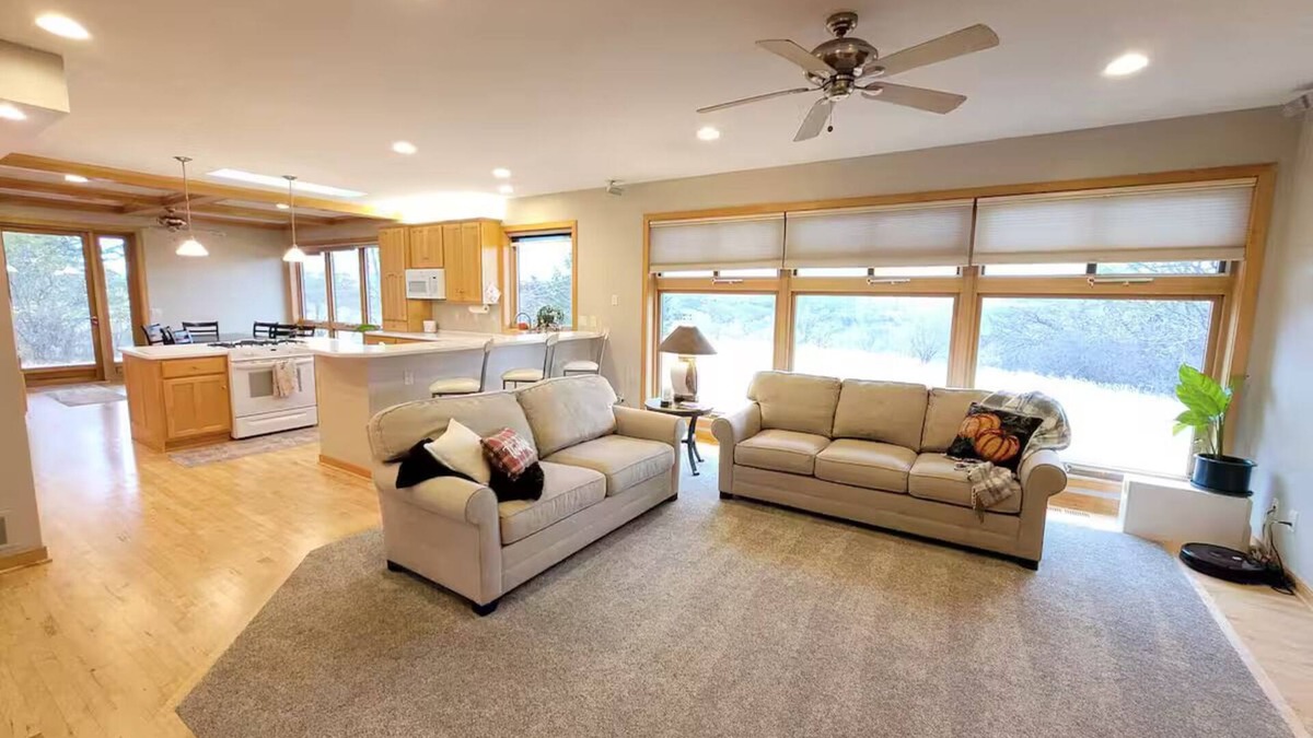 Rochester House | Beautiful, Private, Nature & Hot tub! 4 miles to Mayo