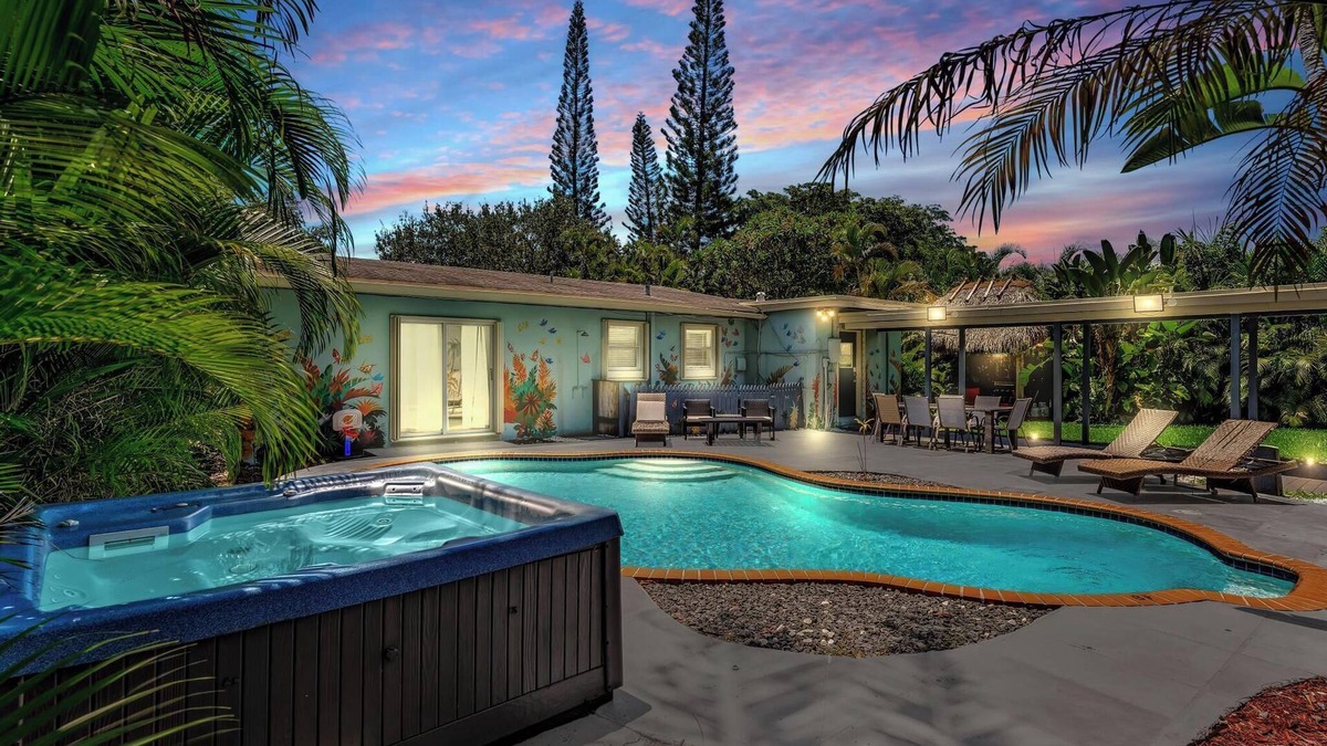 Parkside House | BEAUTIFUL PRIVATE RESORT 7 bedrooms 5 baths pool house