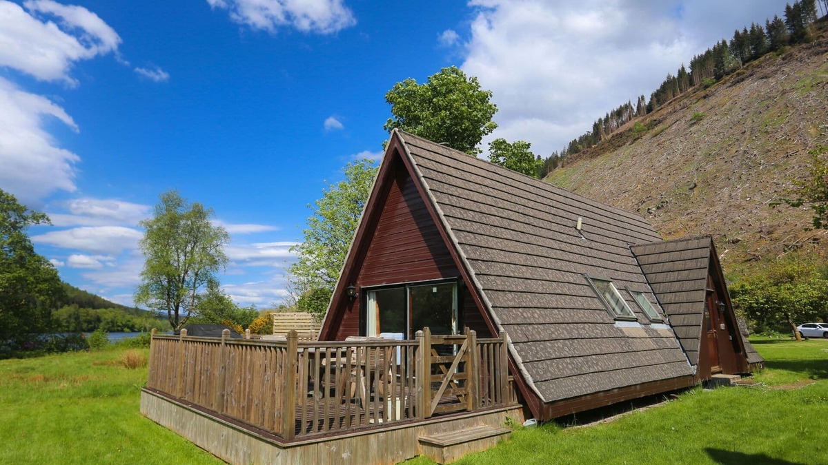 South Laggan House | Beautiful private villa for 6 guests with WIFI, TV, terrace, pets allowed and panoramic view