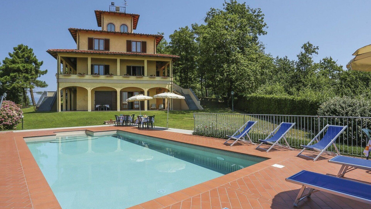 Giugnano Villa | Beautiful private villa for 16 people with WIFI, private pool, TV, terrace and pets allowed