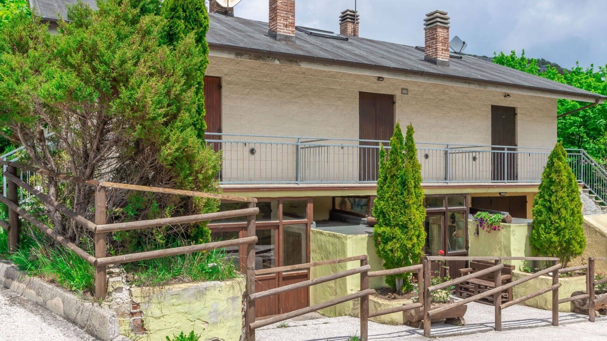 Bolognola House | Beautiful private villa for 8 guests with WIFI, TV, balcony, pets allowed and panoramic view
