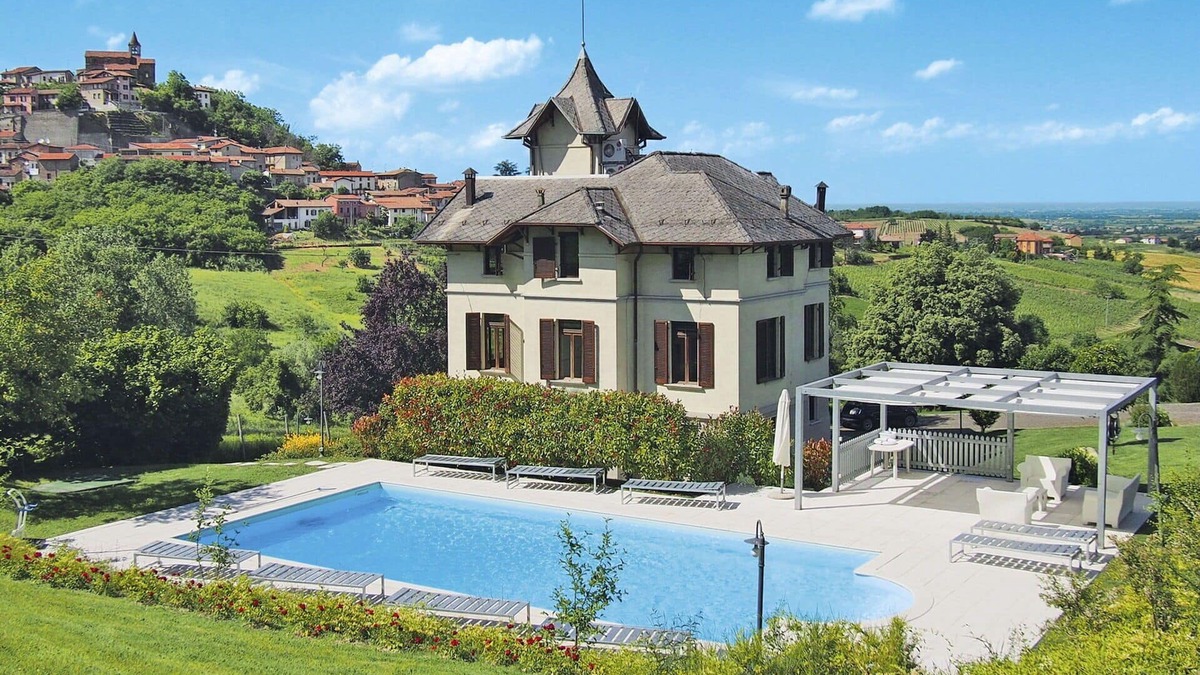 Sarezzano Villa | Beautiful private villa with WIFI, private pool, A/C, hot tub, TV, terrace and pets allowed