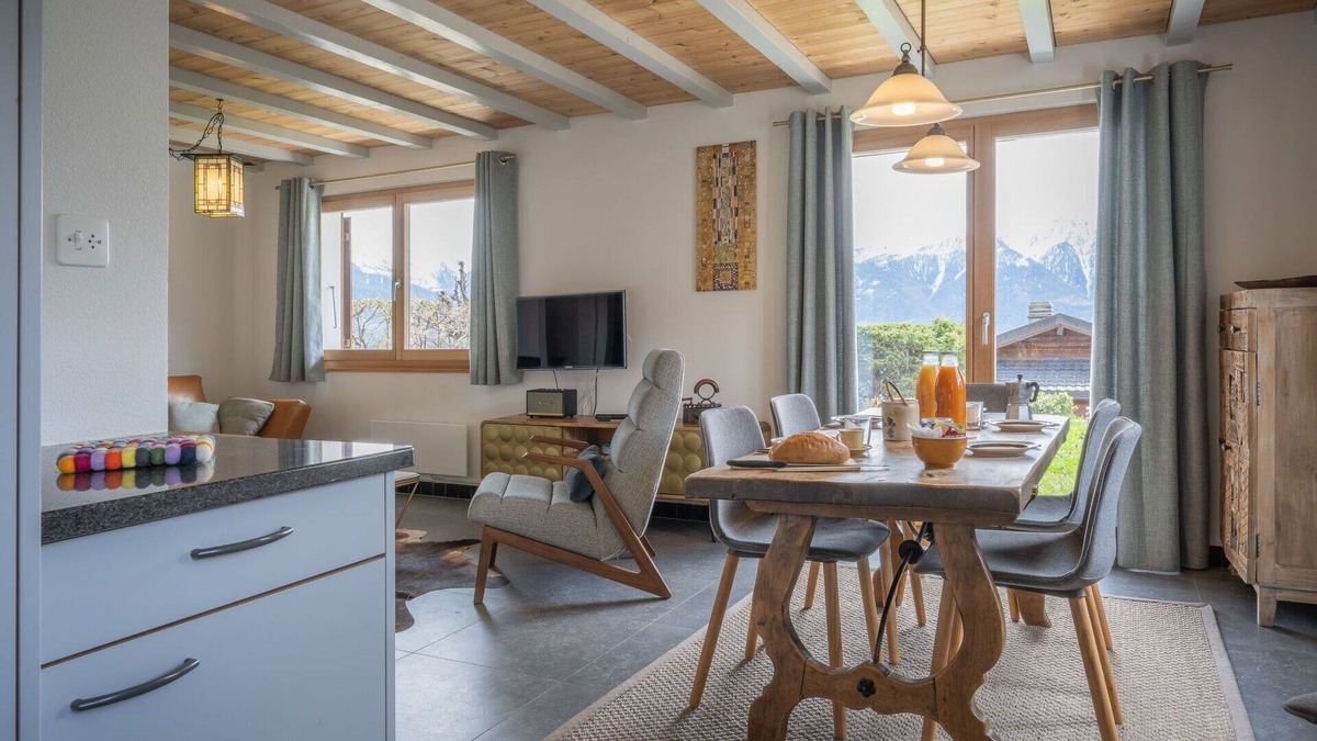 Chamoson House | Beautiful private villa for 5 guests with WIFI, hot tub, TV, terrace and pets allowed