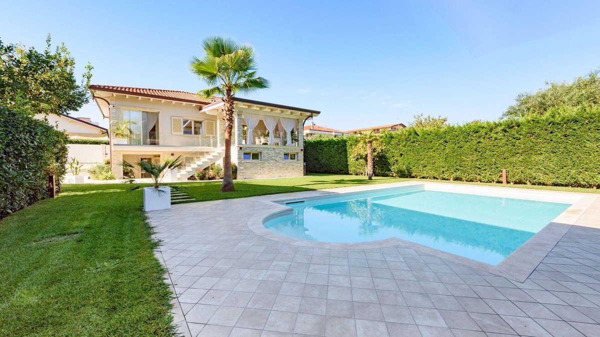 Querceta Villa | Beautiful private villa for 10 guests with A/C, WIFI, private pool and TV, close to Forte Dei Ma.