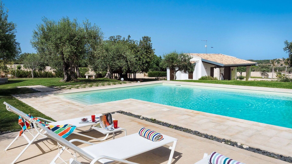 Rosolini Villa | Beautiful private villa for 10 people with A/C, private pool, WIFI, TV and patio