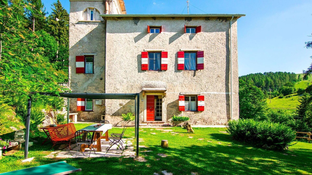 Ala House | Beautiful private villa for 14 people with WIFI, TV, patio, pets allowed and parking