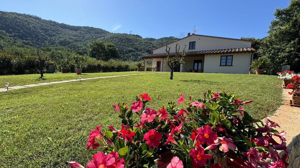 Santa Maria del Giudice Villa | Beautiful private villa for 7 people with A/C, WIFI, TV, veranda, pets allowed and panoramic view