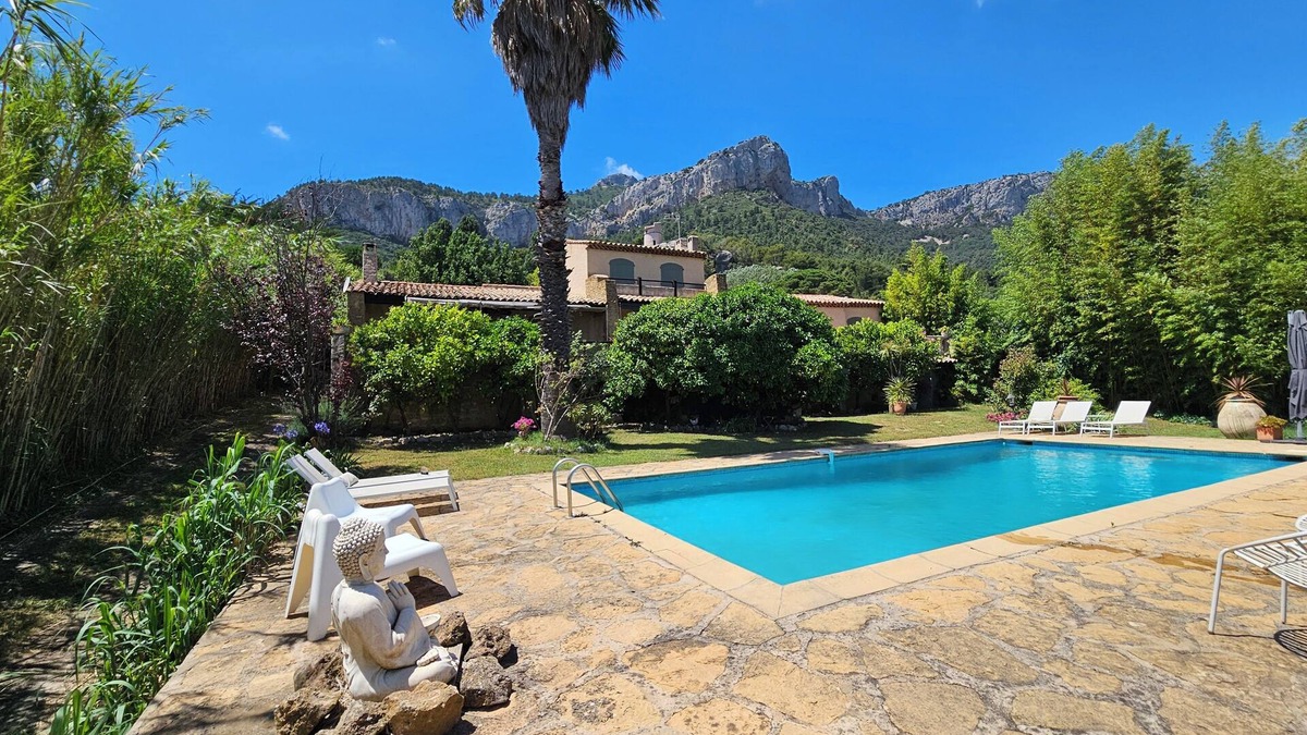 Le Revest-les-Eaux Villa | Beautiful Provencal villa with swimming pool close to the sea.