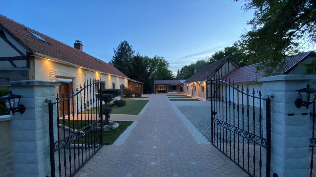 Varennes-Changy House | Beautiful property 2 houses 1h paris with covered swimming pool