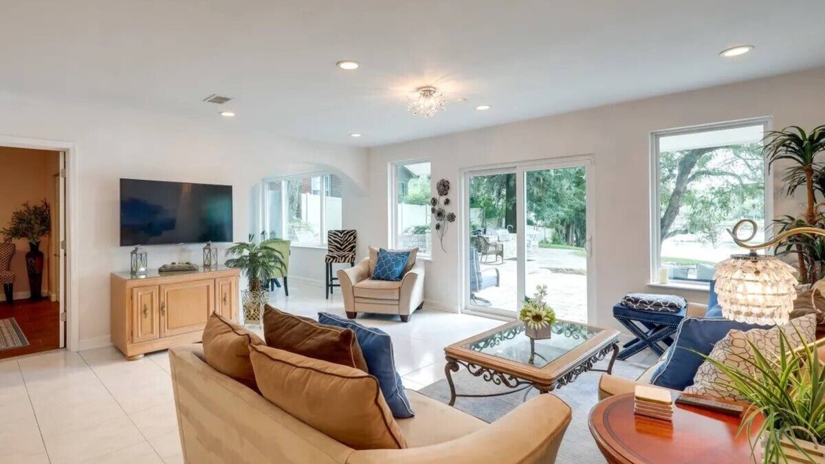 Jacksonville House | Beautiful property by the water