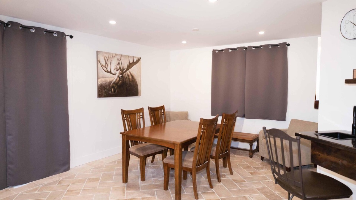 Merritt House | Beautiful quiet space located in the heart of Merritt suburbs.