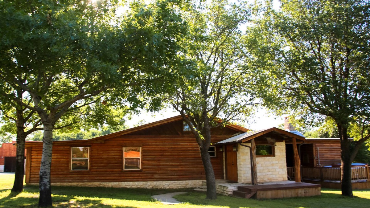 Justin House | Beautiful Ranch Near DFW & Texas Motor Speedway, Perfect for Large Groups