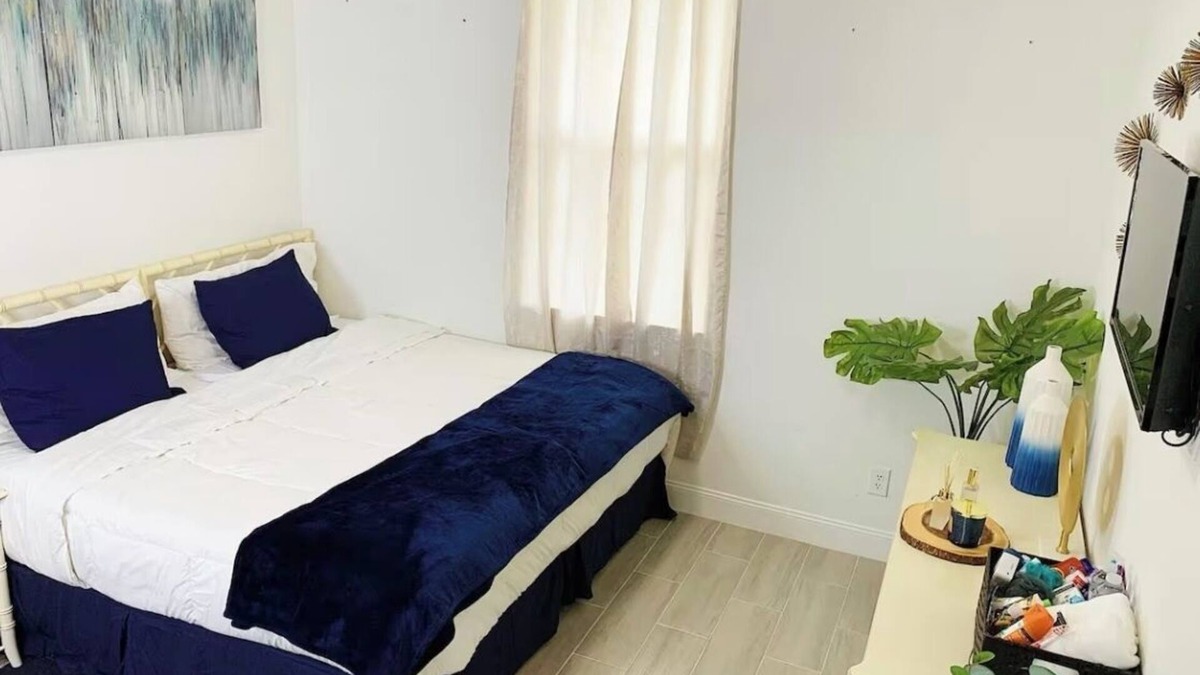 Lehigh Acres House | Beautiful & Relaxing Room #2 Lehigh Acres with Private Entrance