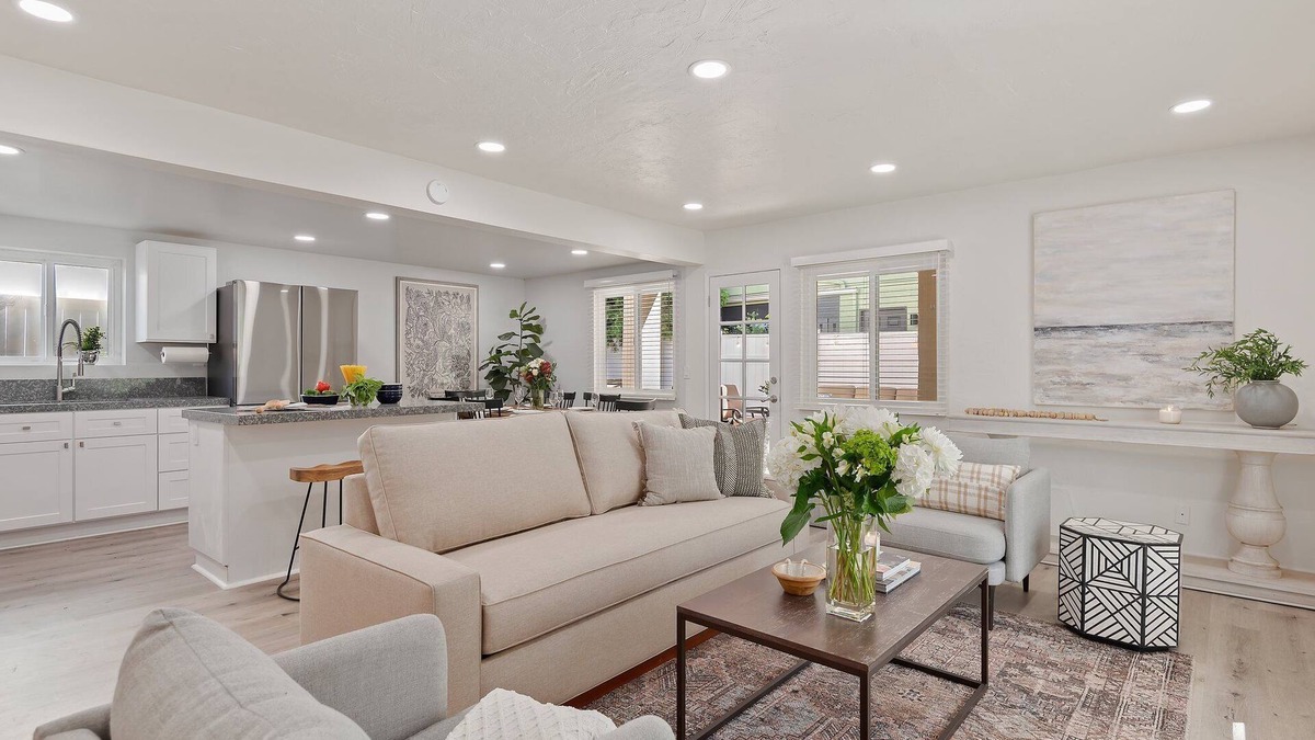 West Beach Condo | Beautiful Remodeled Condo With Patio Near West Beach