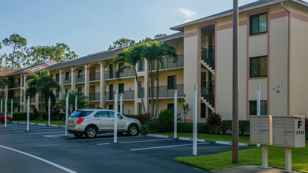 Naples Condo | BEAUTIFUL REMODELED/GOLF COURSE VIEWS/DEAUVILLE LAKE CLUB/3 BEDS/2 BATH